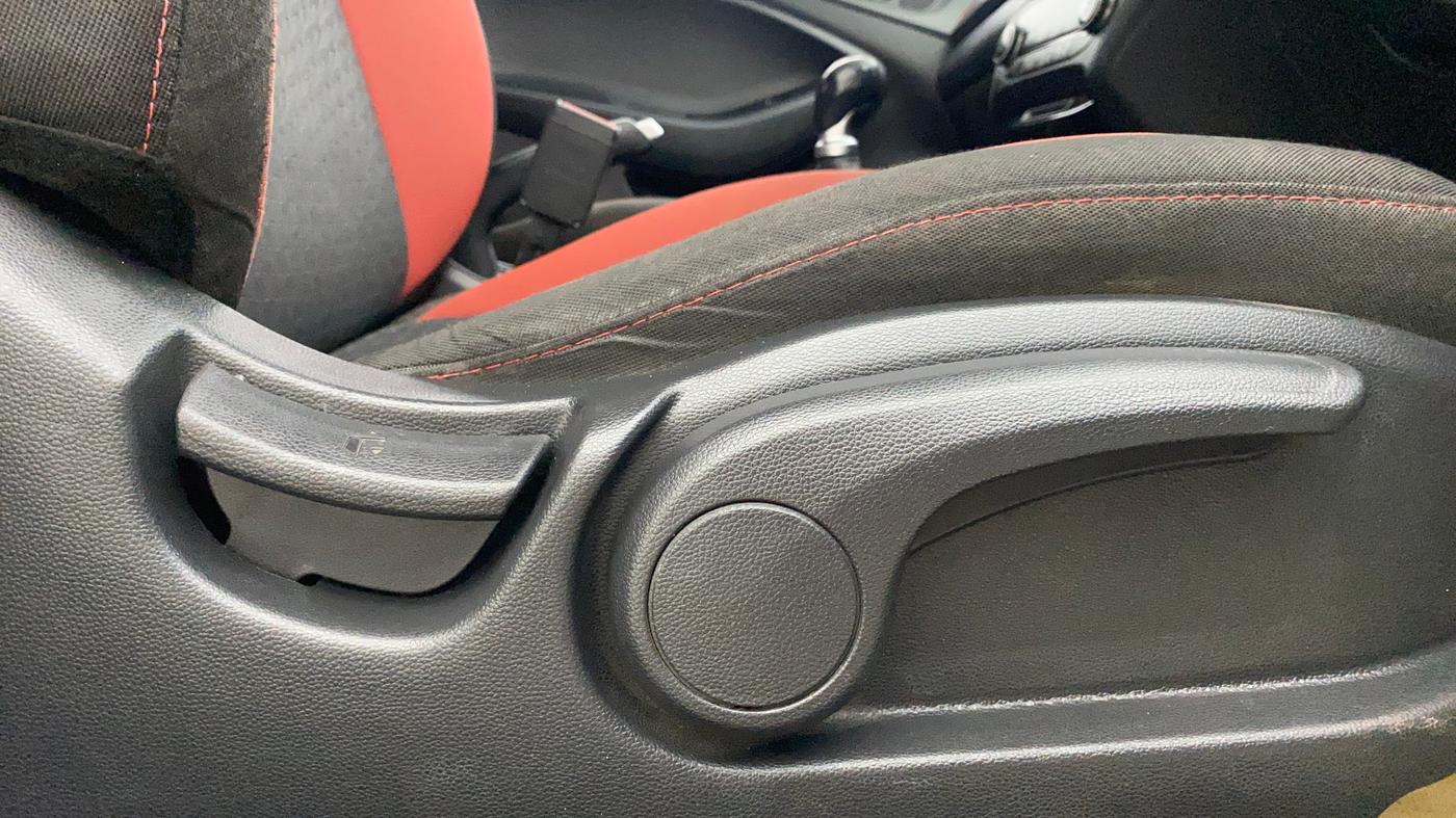 2019 Hyundai i20 Active 1.2 SX, Petrol, Manual, 50,844 km, Driver Side Adjustment Panel