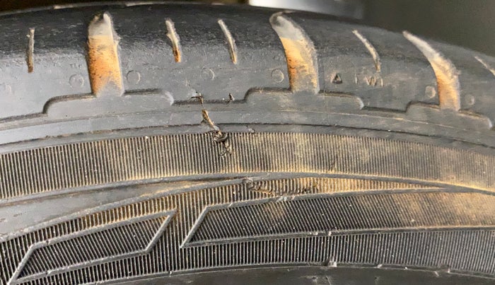 2017 Hyundai Elite i20 ASTA 1.2 (O), Petrol, Manual, 71,518 km, Left front tyre - Minor crack