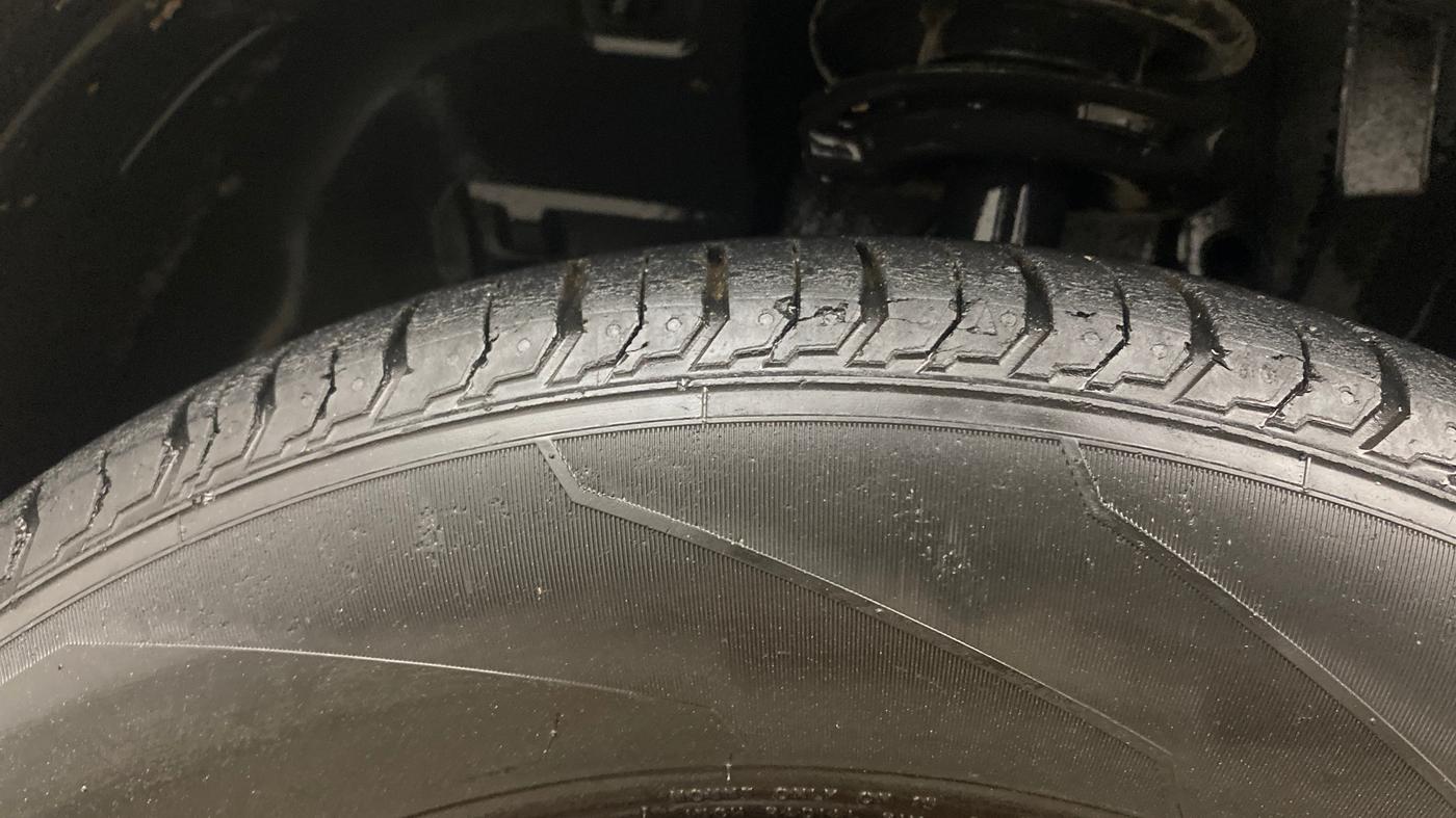 2022 Tata PUNCH ACCOMPLISHED AMT, Petrol, Automatic, 36,195 km, Left Front Tyre Tread