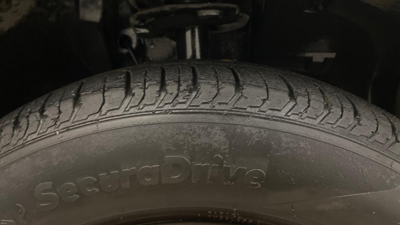 2022 Tata PUNCH ACCOMPLISHED AMT, Petrol, Automatic, 36,195 km, Right Front Tyre Tread