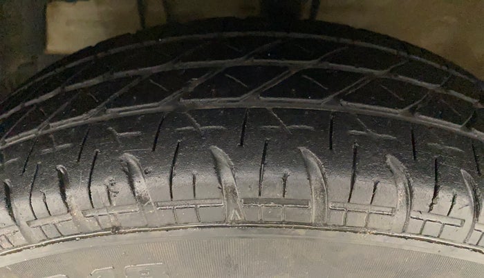 2015 Maruti Swift VXI, Petrol, Manual, 89,183 km, Left Front Tyre Tread