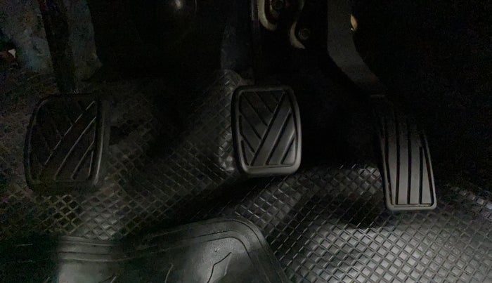 2015 Maruti Swift VXI, Petrol, Manual, 89,183 km, Pedals