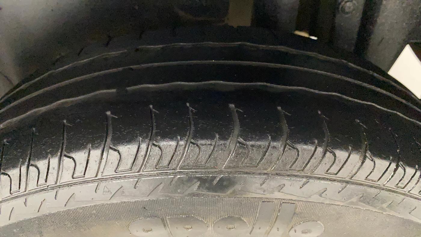 2015 Maruti Swift VXI, Petrol, Manual, 89,183 km, Left Rear Tyre Tread