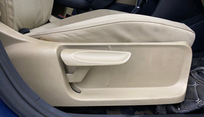 2016 Volkswagen Ameo HIGHLINE DSG 1.5 DIESEL , Diesel, Automatic, 1,21,481 km, Driver Side Adjustment Panel