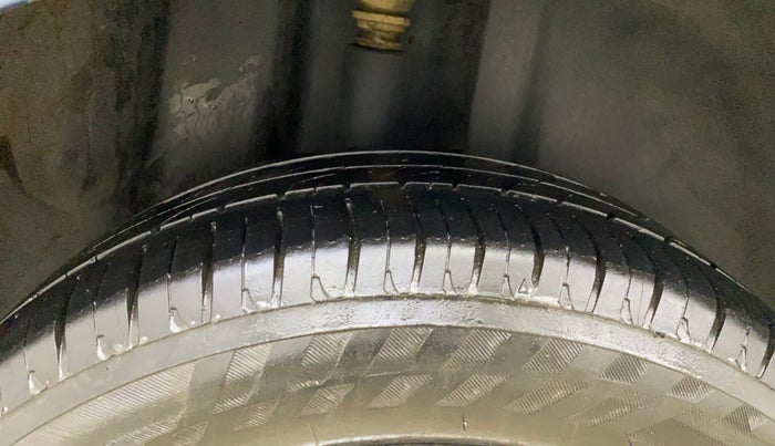 2016 Volkswagen Ameo HIGHLINE DSG 1.5 DIESEL , Diesel, Automatic, 1,21,481 km, Right Rear Tyre Tread