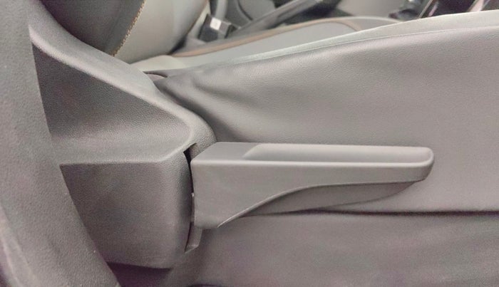 2022 Skoda KUSHAQ STYLE 1.0L TSI AT (6 AIRBAGS), Petrol, Automatic, 47,751 km, Driver Side Adjustment Panel