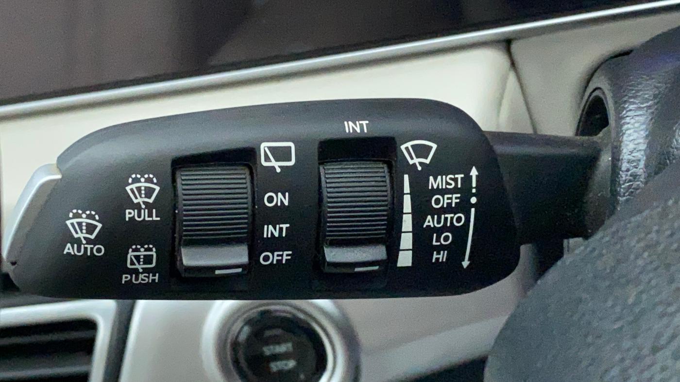2021 Mahindra XUV700 AX 7 LUXURY P AT 7 STR, Petrol, Automatic, 38,824 km, Rain Sensing Wipers