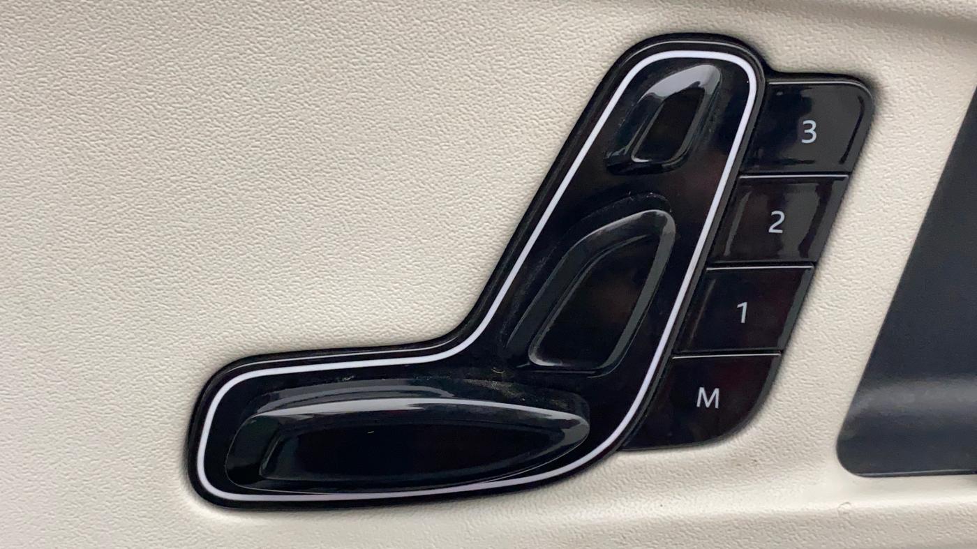 2021 Mahindra XUV700 AX 7 LUXURY P AT 7 STR, Petrol, Automatic, 38,824 km, Driver Side Adjustment Panel
