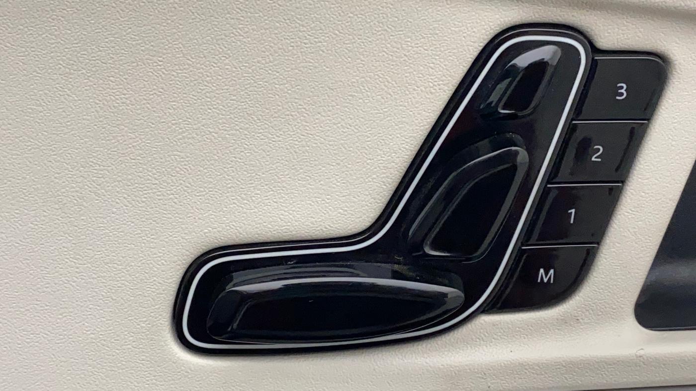2021 Mahindra XUV700 AX 7 LUXURY P AT 7 STR, Petrol, Automatic, 38,824 km, Electrically Adjustable Driver's Seat
