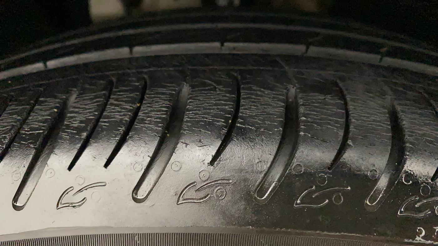 2021 Mahindra XUV700 AX 7 LUXURY P AT 7 STR, Petrol, Automatic, 38,824 km, Right Front Tyre Tread