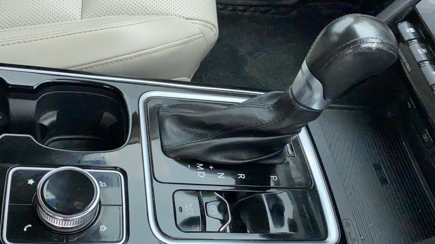 2021 Mahindra XUV700 AX 7 LUXURY P AT 7 STR, Petrol, Automatic, 38,824 km, Gear Lever