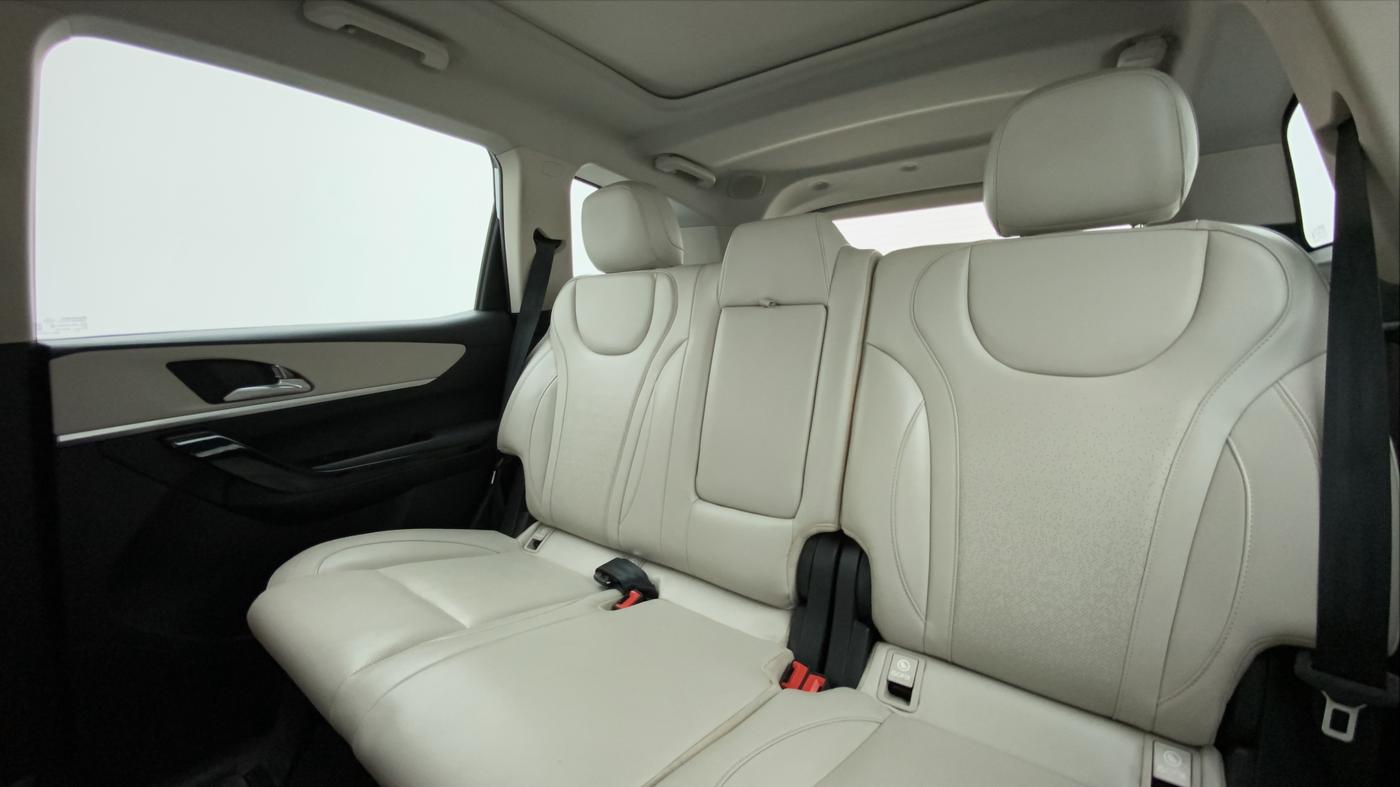 2021 Mahindra XUV700 AX 7 LUXURY P AT 7 STR, Petrol, Automatic, 38,824 km, Right Side Rear Door Cabin