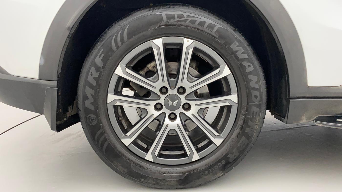 2021 Mahindra XUV700 AX 7 LUXURY P AT 7 STR, Petrol, Automatic, 38,824 km, Right Rear Wheel
