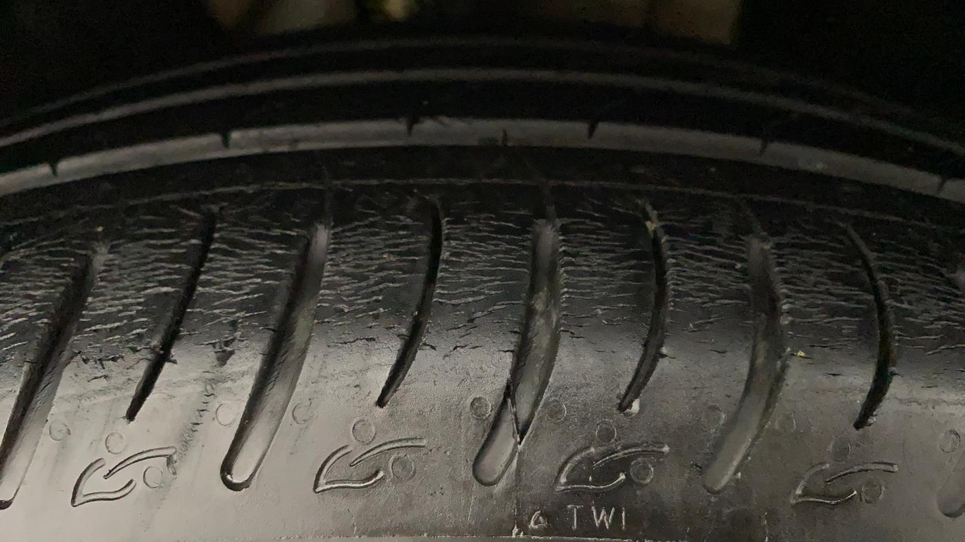 2021 Mahindra XUV700 AX 7 LUXURY P AT 7 STR, Petrol, Automatic, 38,824 km, Left Front Tyre Tread