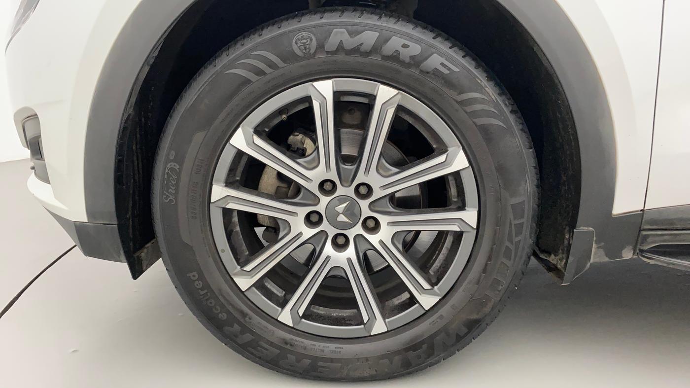 2021 Mahindra XUV700 AX 7 LUXURY P AT 7 STR, Petrol, Automatic, 38,824 km, Left Front Wheel