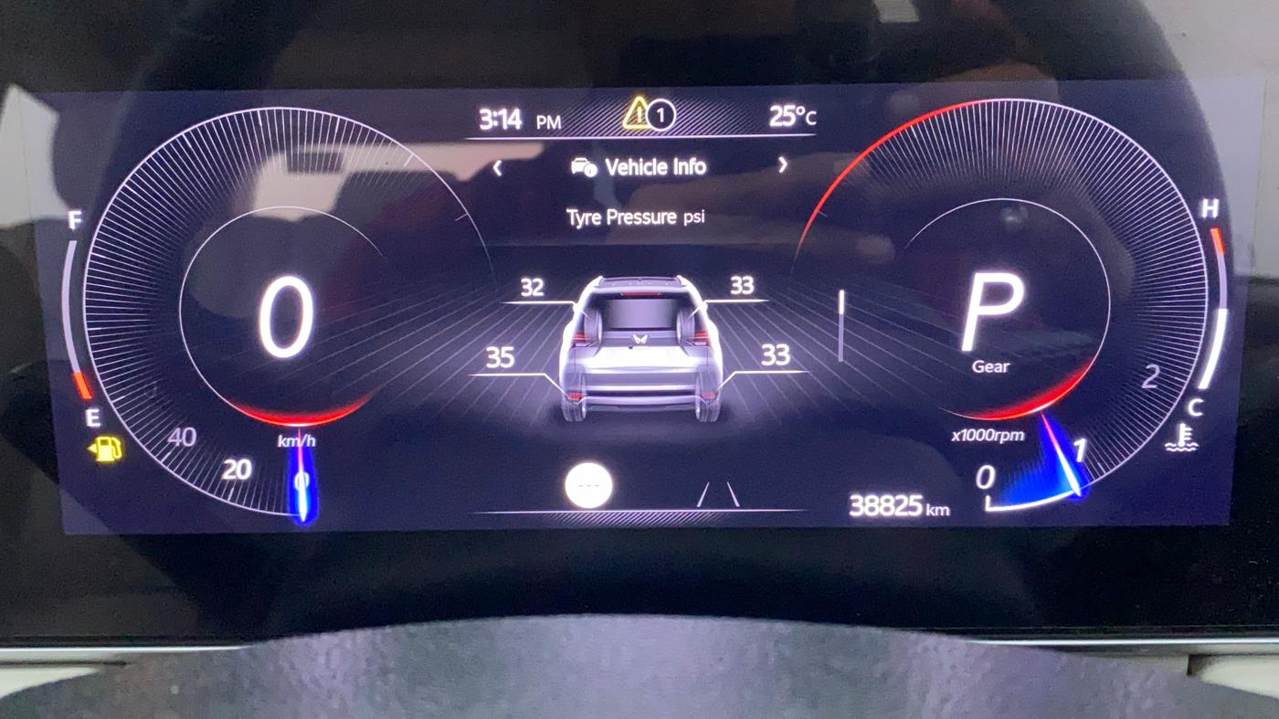 2021 Mahindra XUV700 AX 7 LUXURY P AT 7 STR, Petrol, Automatic, 38,824 km, Odometer Image