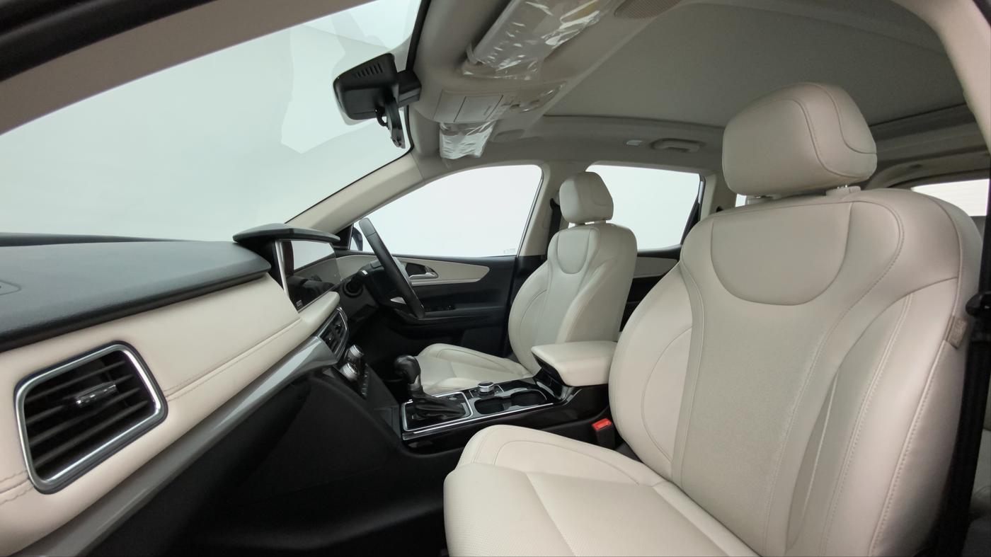 2021 Mahindra XUV700 AX 7 LUXURY P AT 7 STR, Petrol, Automatic, 38,824 km, Right Side Front Door Cabin