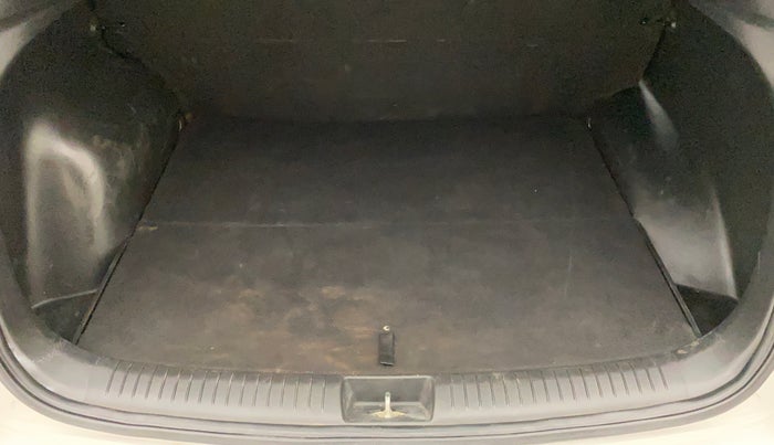 2016 Hyundai Creta SX PLUS 1.6 PETROL, Petrol, Manual, 60,817 km, Boot Inside