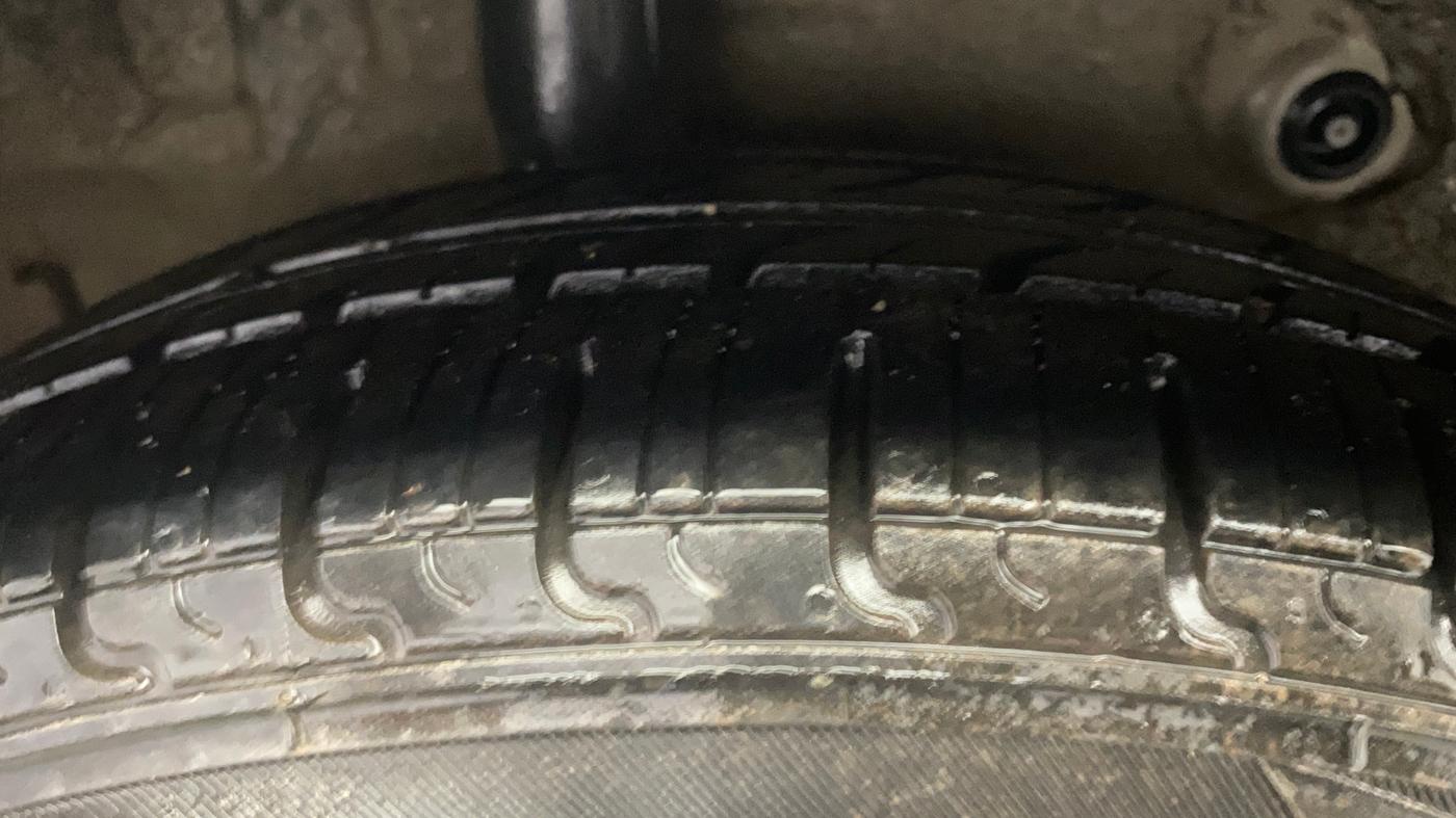 2015 Maruti Celerio ZXI, CNG, Manual, 43,476 km, Right Rear Tyre Tread