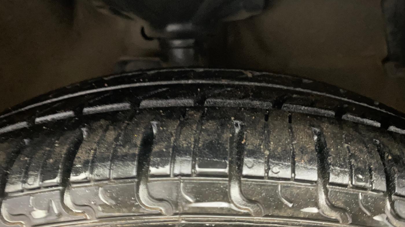 2015 Maruti Celerio ZXI, CNG, Manual, 43,476 km, Right Front Tyre Tread