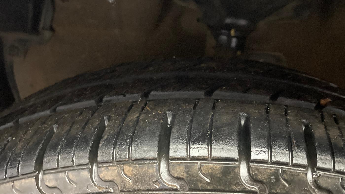 2015 Maruti Celerio ZXI, CNG, Manual, 43,476 km, Left Front Tyre Tread