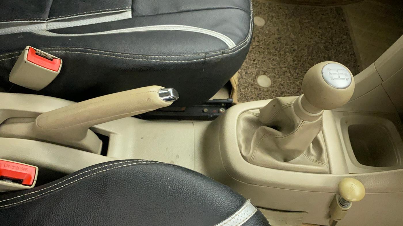 2015 Maruti Swift Dzire VXI, Petrol, Manual, 49,724 km, Gear Lever