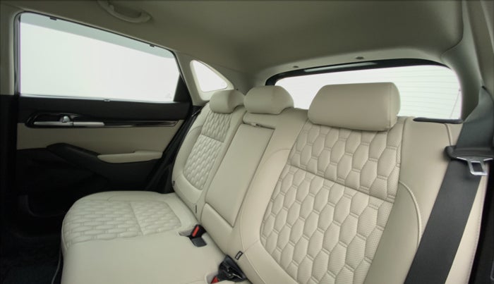 2019 KIA SELTOS HTX 1.5 PETROL MT, Petrol, Manual, 19,207 km, Right Side Rear Door Cabin