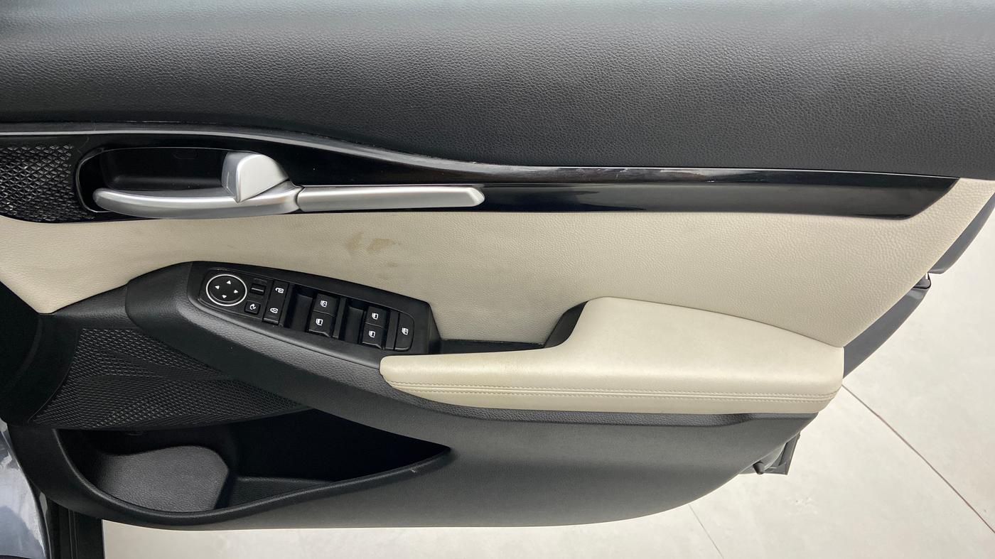 2019 KIA SELTOS HTX 1.5 PETROL MT, Petrol, Manual, 19,207 km, Driver Side Door Panels Control