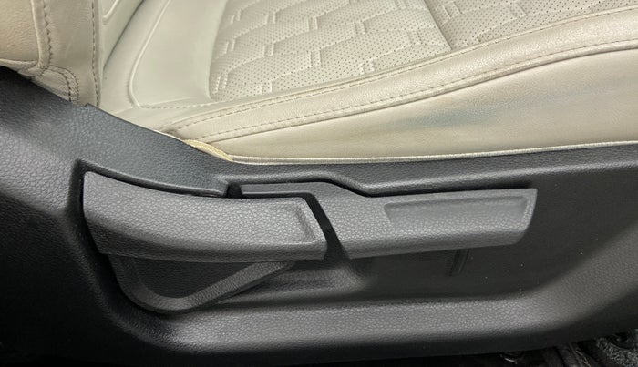 2019 KIA SELTOS HTX 1.5 PETROL MT, Petrol, Manual, 19,207 km, Driver Side Adjustment Panel
