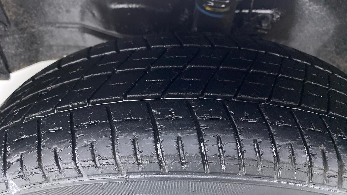 2014 Maruti Wagon R 1.0 VXI, Petrol, Manual, 50,250 km, Left Front Tyre Tread
