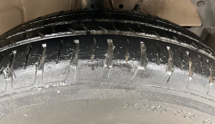 2017 Maruti Dzire LXI, CNG, Manual, 92,693 km, Right Front Tyre Tread