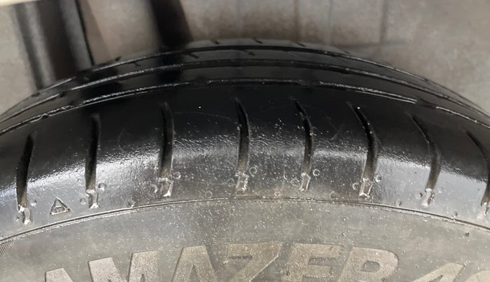 2017 Maruti Dzire LXI, CNG, Manual, 92,693 km, Right Rear Tyre Tread