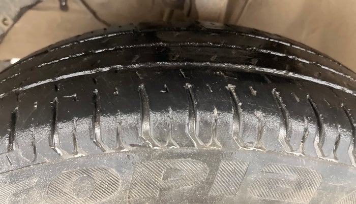 2017 Maruti Dzire LXI, CNG, Manual, 92,693 km, Left Front Tyre Tread