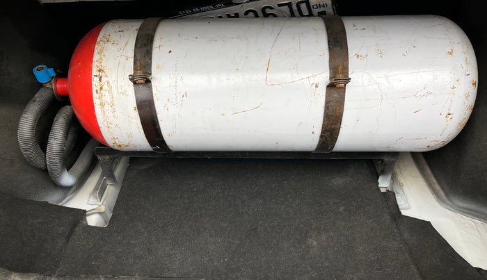 2017 Maruti Dzire LXI, CNG, Manual, 92,693 km, Boot Inside