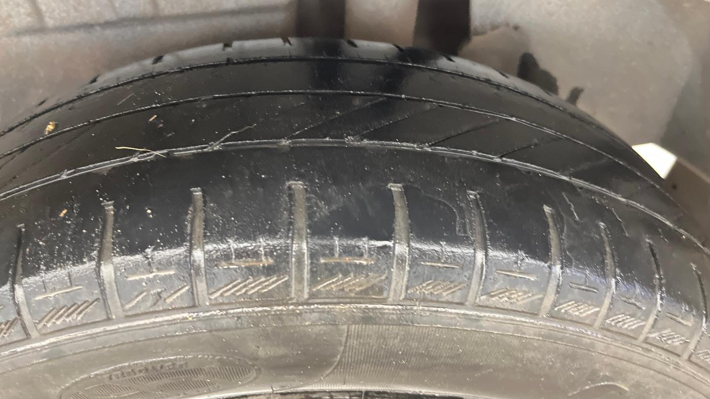 2017 Maruti Dzire LXI, CNG, Manual, 92,693 km, Left Rear Tyre Tread