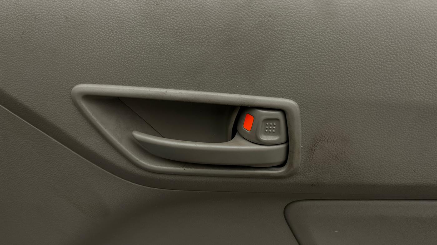 2017 Maruti Dzire LXI, CNG, Manual, 92,693 km, Driver Side Door Panels Control