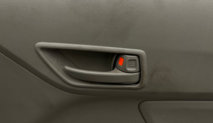 2017 Maruti Dzire LXI, CNG, Manual, 92,693 km, Driver Side Door Panels Control