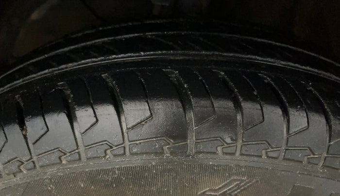 2021 Maruti Swift LXI, Petrol, Manual, 50,714 km, Left Front Tyre Tread