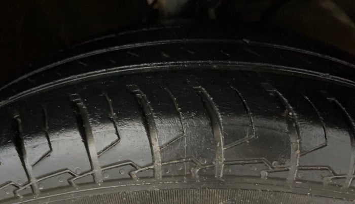 2021 Maruti Swift LXI, Petrol, Manual, 50,714 km, Right Front Tyre Tread