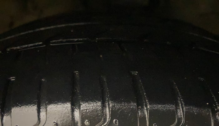 2013 Hyundai Verna FLUIDIC 1.6 CRDI SX, Diesel, Manual, 1,07,728 km, Right Front Tyre Tread