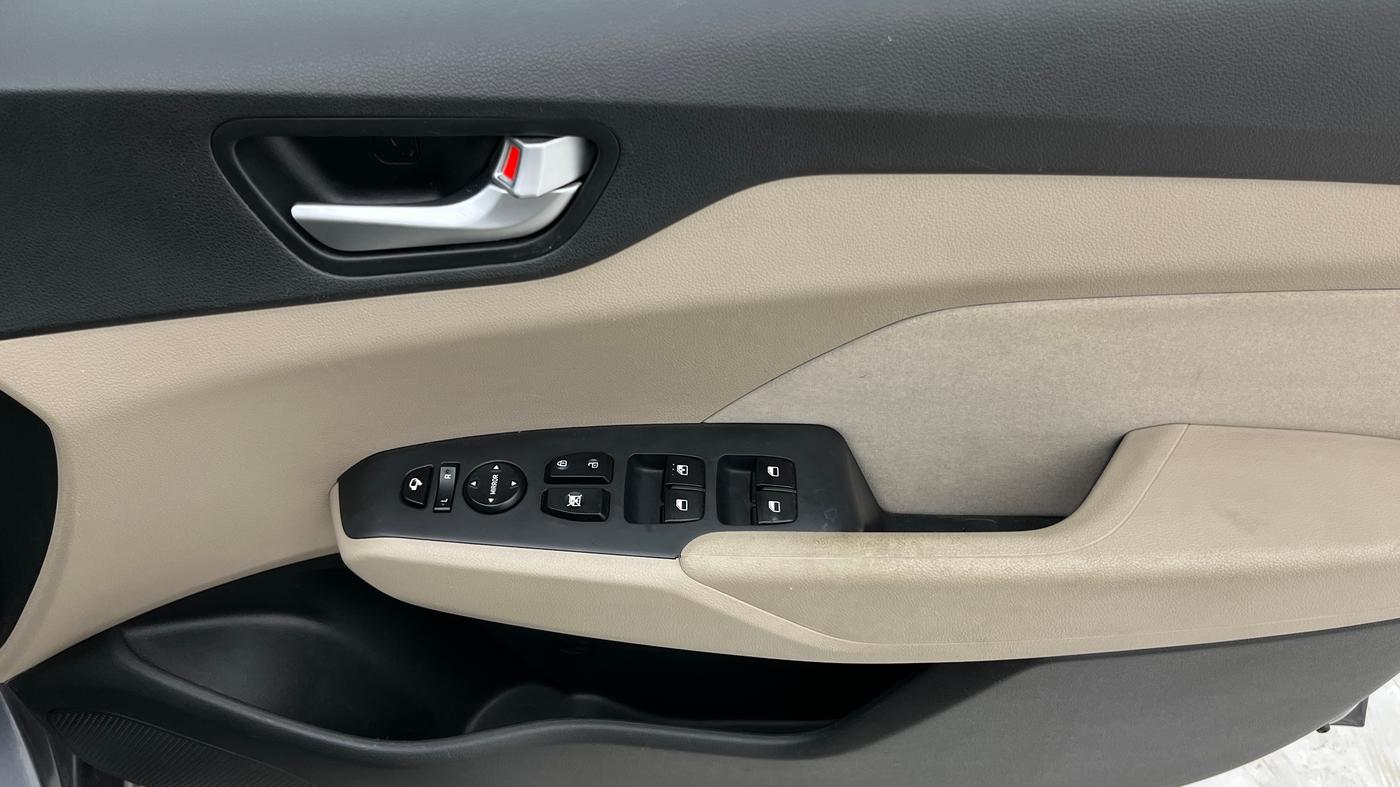 2017 Hyundai Verna 1.6 VTVT SX, Petrol, Manual, 77,047 km, Driver Side Door Panels Control