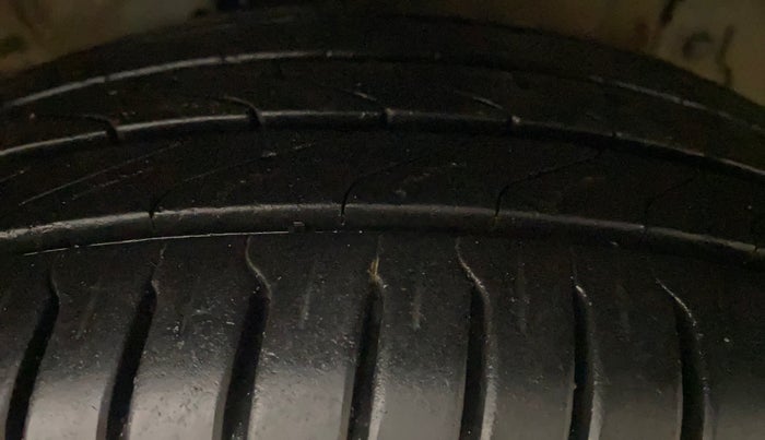 2013 Maruti Ertiga VXI, Petrol, Manual, 74,135 km, Right Front Tyre Tread