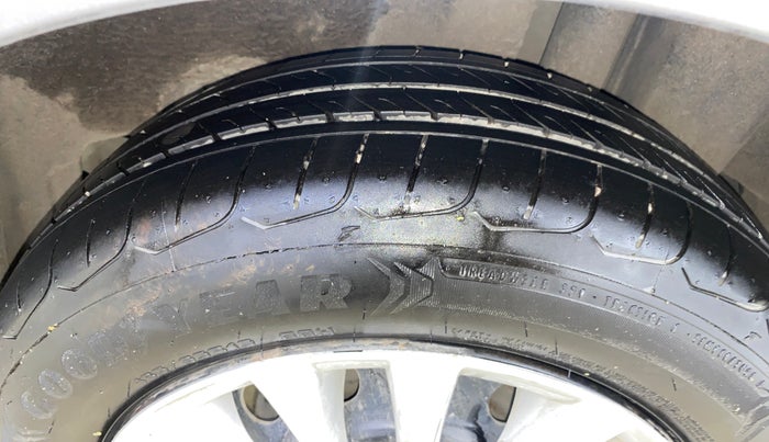 2017 Maruti Ciaz DELTA 1.4 MT PETROL, Petrol, Manual, 85,405 km, Left Rear Tyre Tread