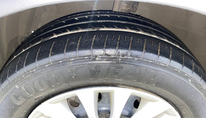 2017 Maruti Ciaz DELTA 1.4 MT PETROL, Petrol, Manual, 85,405 km, Left Front Tyre Tread