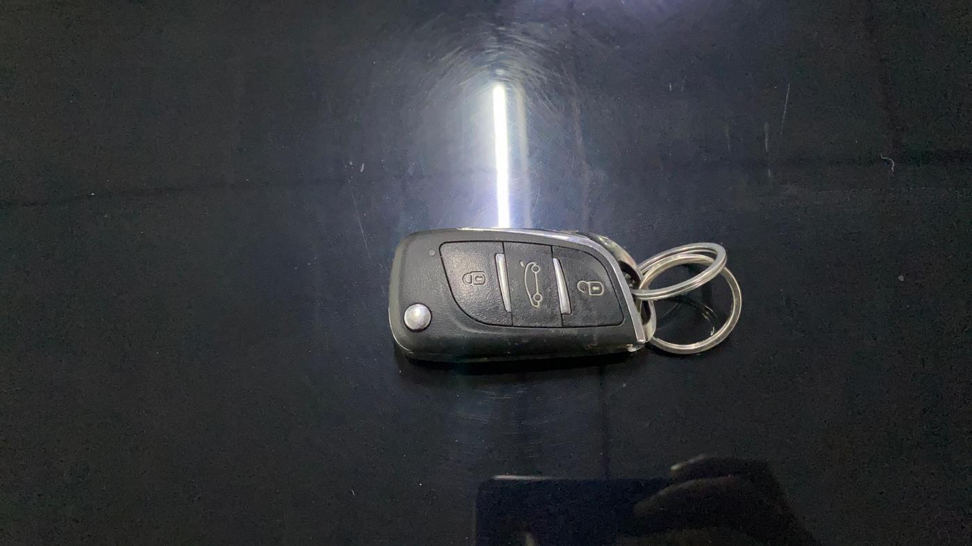 2022 Mahindra XUV300 W4 1.2 PETROL, Petrol, Manual, 26,197 km, Key Close Up
