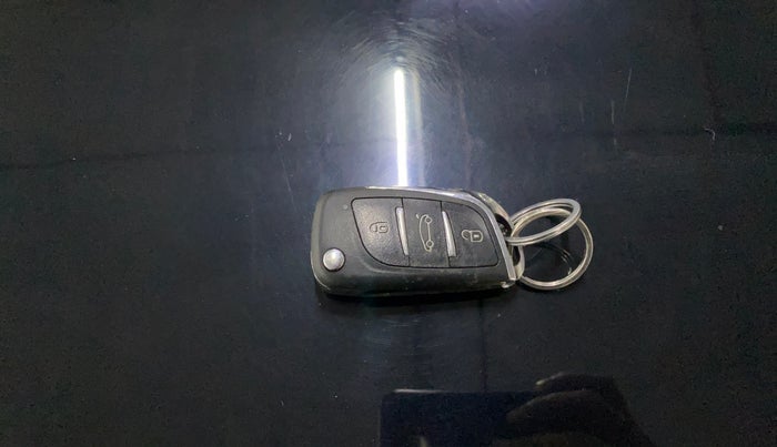 2022 Mahindra XUV300 W4 1.2 PETROL, Petrol, Manual, 26,197 km, Key Close Up