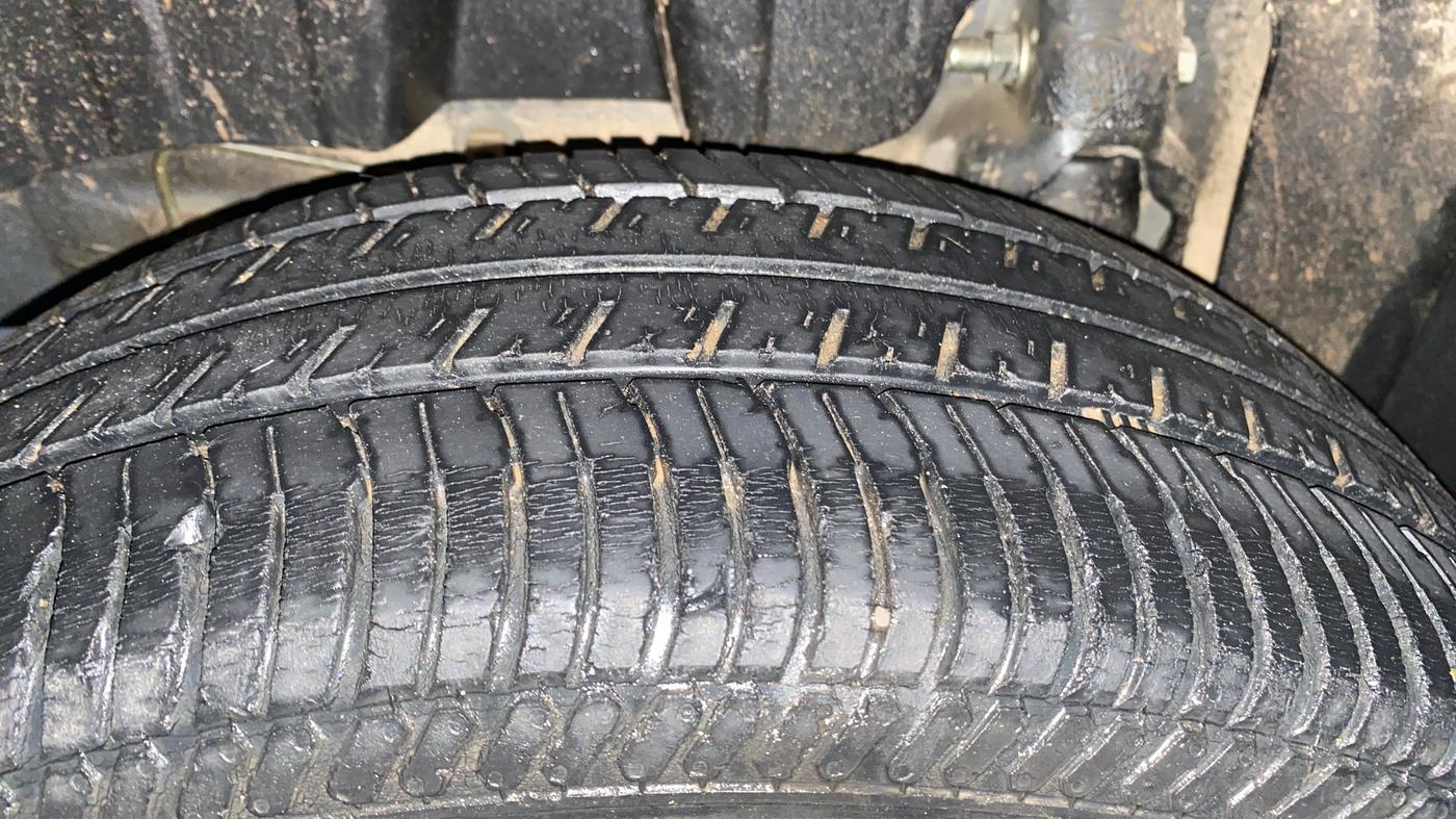 2022 Mahindra XUV300 W4 1.2 PETROL, Petrol, Manual, 26,197 km, Right Rear Tyre Tread