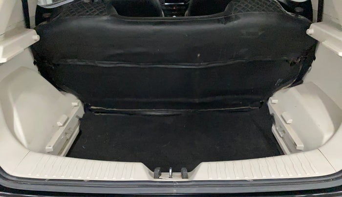 2022 Mahindra XUV300 W4 1.2 PETROL, Petrol, Manual, 26,197 km, Boot Inside