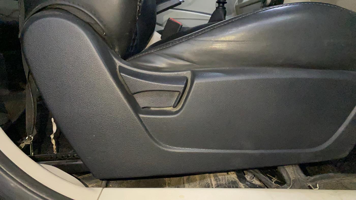 2022 Mahindra XUV300 W4 1.2 PETROL, Petrol, Manual, 26,197 km, Driver Side Adjustment Panel