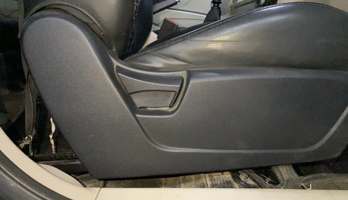 2022 Mahindra XUV300 W4 1.2 PETROL, Petrol, Manual, 26,197 km, Driver Side Adjustment Panel